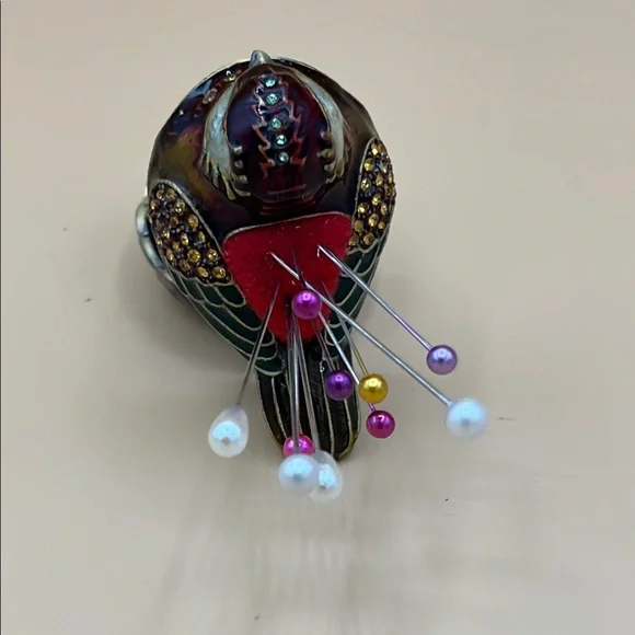 Vintage Decorative Bird Pin Cushion Box with Pins - Picture 7 of 8